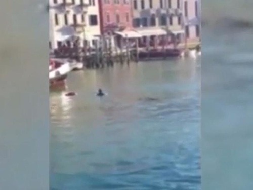 Mladík sa utopil v benátskom kanáli. 