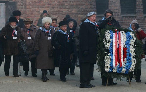 Asi 300 posledných preživších väzňov koncentračného tábora Auschwitz si uctilo pamiatku zavraždených spoluväzňov.