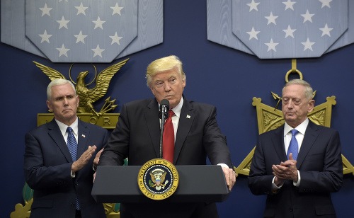 Donald Trump, viceprezident Mike Pence (vľavo) a minister obrany James Mattis