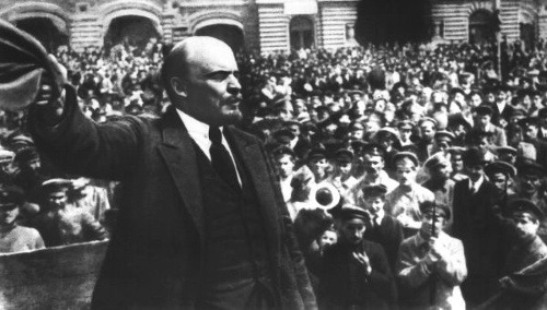 Lenin na moskovskom Červenom námestí v roku 1917