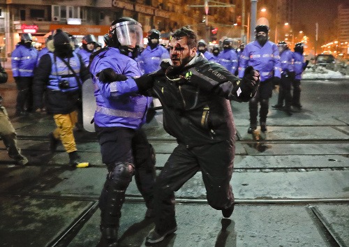 Protesty proti korupcii v Rumunsku sa nezaobišli bez násilností.