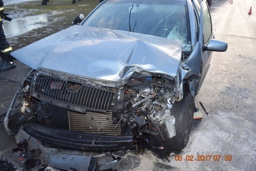 Vážna dopravná nehoda v Bratislave si vyžiadali ťažké zranenia jedného z vodičov.