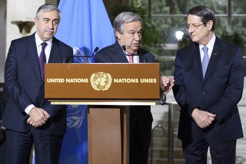 Šéfovia rokovaní o zjednotení Cypru na konferencii v Ženeve.