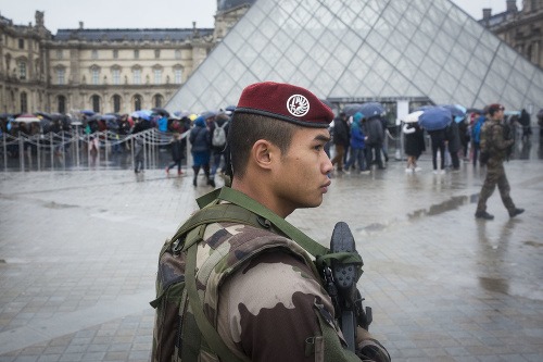 Louvre po útoku strážia vojaci