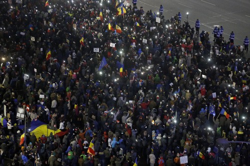 Tisíce ľudí stále protestujú proti kontroverzným vyhláškam vládnucej strany v Rumunsku