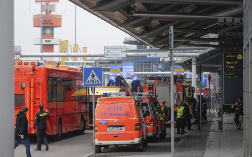 Cestujúci stoja na letisku v Hamburgu