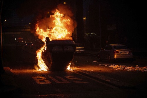 Pokojné protesty sa zmenili na vyčíňanie.