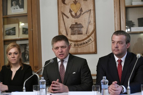 Predseda vlády SR Robert Fico (uprostred), štátna tajomníčka MV SR Denisa Saková (vľavo) a predseda Trenčianskeho samosprávneho kraja Jaroslav Baška 