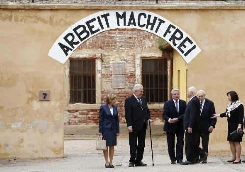 Nemecký prezident Gauck a jeho český náprotivok Miloš Zeman na návšteve Terezína