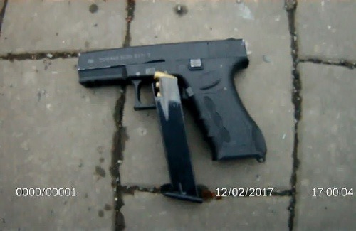 Plynová pištoľ, ktoru mieril 13-ročný chlapec