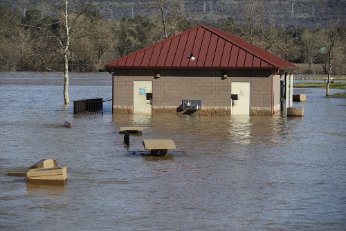 Po poškodení priehrady Oroville zasiahli Kaliforniu záplavy.