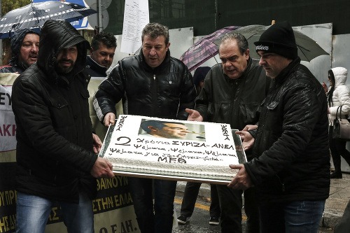 Ľudia protestujú proti vládnej Syrize už niekoľko dní, dokonca Tsiprasovi priniesli tortu, na ktorej bola jeho podobizeň s nosom Pinocchia.