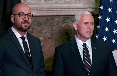 Stretnutie belgického premiéra Charlesa Michela (vľavo) a viceprezidenta USA Mikea Pencea.