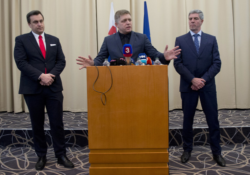 Na snímke zľava predseda NR SR Andrej Danko (SNS), predseda vlády SR Robert Fico (SMER-SD) a podpredseda NR SR Béla Bugár (Most - Híd) 