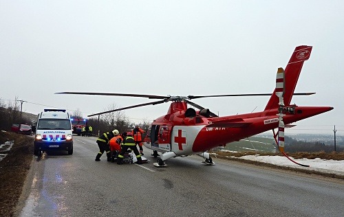 Posádka Vrtuľníkovej záchrannej zdravotnej služby (VZZS) ATE zasahovala dnes dopoludnia na ceste medzi Myjavou a Starou Turou.