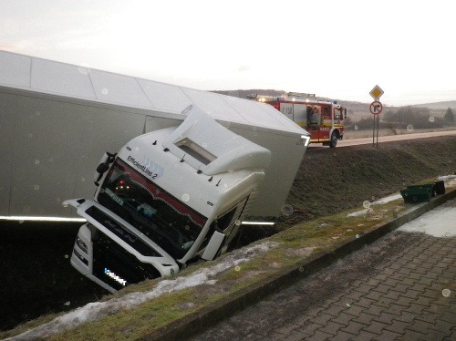 Na štátnej ceste I/9 v Brezolupoch (okres Bánovce nad Bebravou) skoro ráno 22. februára 2017 havaroval kamión.