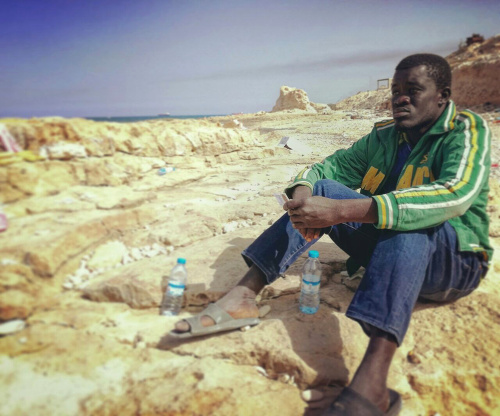 Gambijčan (31), ktorý prežil tento týždeň tragédiu člna s migrantmi pri líbyjskom pobreží, dnes vyhlásil, že vyše 100 migrantov sa utopilo.