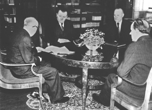 Februárové udalosti, zľava doprava - prezident Beneš, predseda vlády Gottwald, minister vnútra Nosek a predseda ÚRO Zápotocký