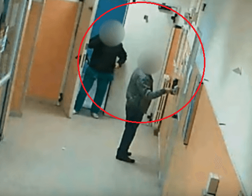 Skrytá kamera odhalila lekárov v neapolskej nemocnici Loreto Mare.