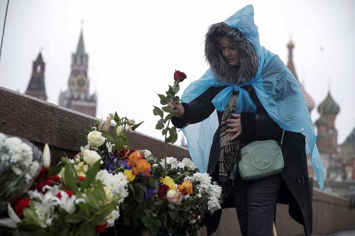 Improvizovaný pomník Borisovi Nemcovovi odstránili.
