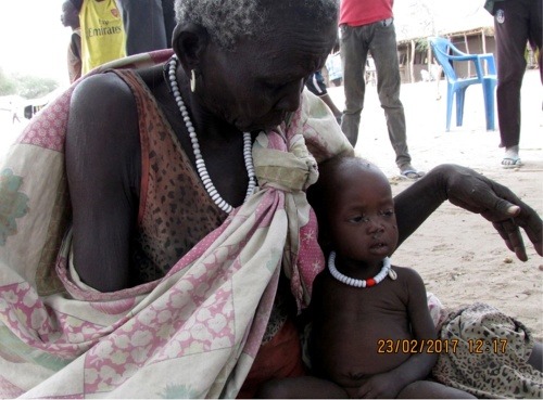 Južný Sudán, oblasť Duk, 2017. O podvyživenú 8-mesačnú Nauyen sa v neprítomnosti matky stará babička. Fotografia z domácej návštevy MAGNA pracovníkmi.