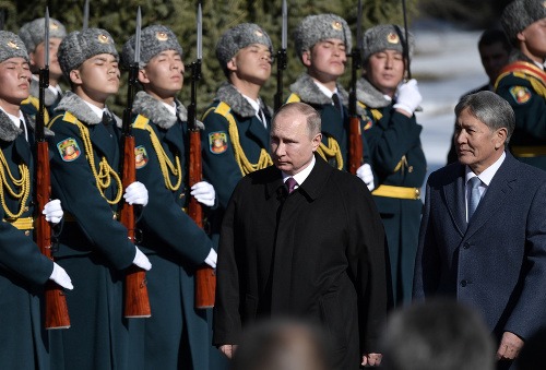 Na snímke vľavo  ruský prezident Vladimir Putin a vpavo kirgizský prezident Almazbek Atambajev počas prehliadky