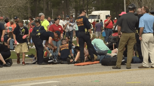 Záchranári ošetrujú zranených