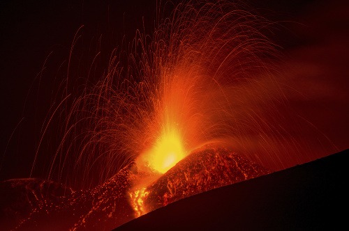 Sopka Etna sa opäť prebúdza. Patrí k najaktívnejším v Európe.