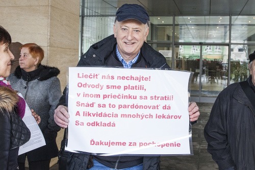 Na snímke účastníci počas protestného zhromaždenia Slovenskej lekárskej komory (SLK) pred budovou Ministerstva práce, sociálnych vecí a rodiny (MPSVR) SR.