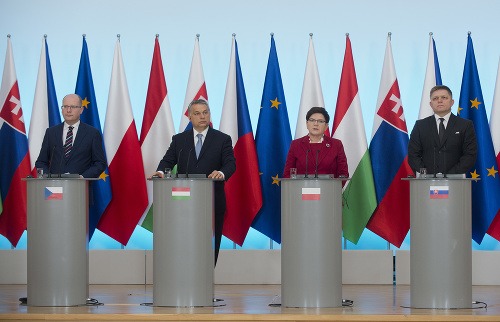 Na snímke zľava slovenský premiér Robert Fico, český premiér Bohuslav Sobotka, poľská premiérka Beata Szydlová a maďarský premiér Viktor Orbán