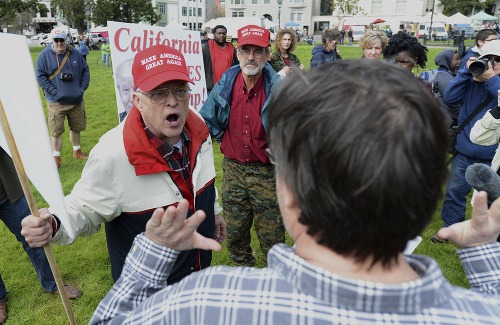 Pŕivrženec Donalda Trumpa kričí na anti-Trump protestujúceho.