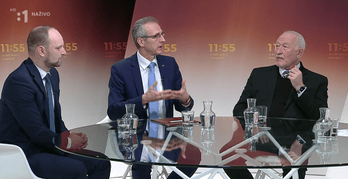 Jozef Viskupič, Ivan Štefanec a František Šebej diskutujú v reláci O pať minút dvanásť na RTVS.
