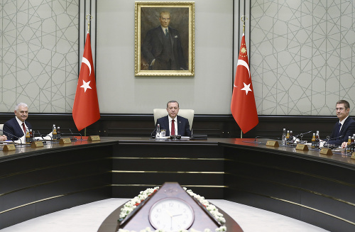 Najvyššie hlavy štátu, Recep Tayyip Erdogan s premiérom a vicepremiérom.