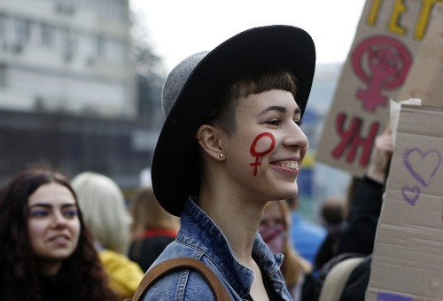 Stovky mladých na Medzinárodný deň žien protestovalo v Kyjeve.