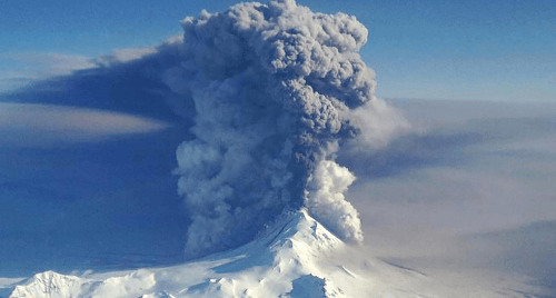 Sopka Bogoslof vychrlila obrovský popolný mrak.