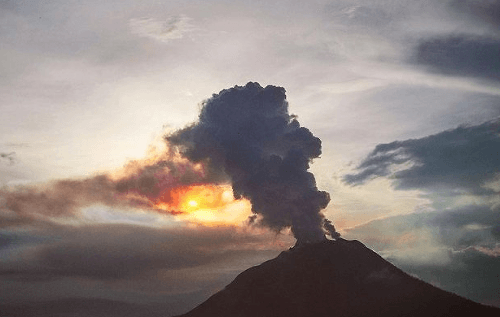 Erupcia popola sopky Bogoslof na Aljaške