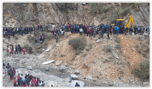 Najmenej 26 ľudí zahynulo a ďalších minimálne 36 osôb utrpelo zranenia pri nehode preplneného autobusu v Nepále.