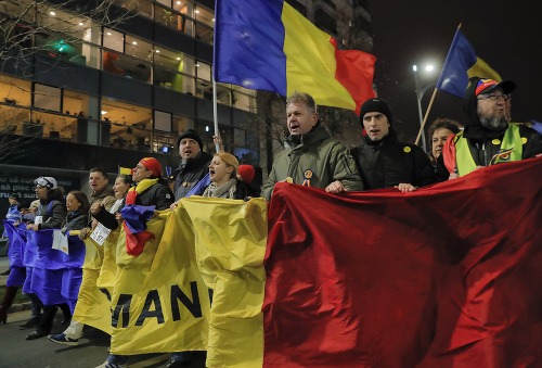Protesty v Rumunsku pokračujú. Na víkendovej demonštrácii v hlavnom meste sa stretlo asi 2-tisíc ľudí.