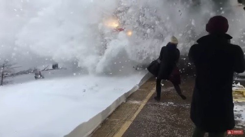 Vlak vráža do hromady snehu