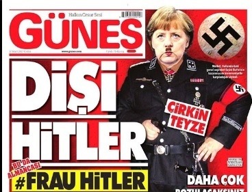 Angela Merkelová ako Adolf Hitler