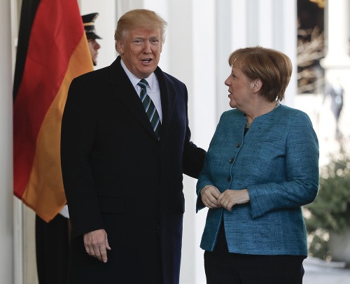 Angela Merkelová vraj nie je na Trumpa dosť tvrdá.