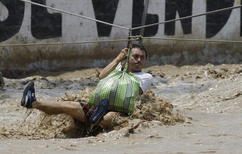 Záplavy v Peru si zatiaľ vyžiadali 72 obetí.