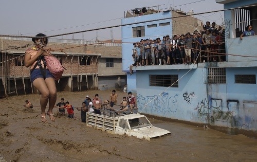 Záplavy v Peru si zatiaľ vyžiadali 114 obetí.