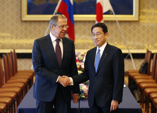 Sergei Lavrov a japonský kolega Fumio Kishida