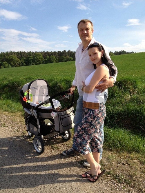 Robo Beňo so snúbenicou Lenkou a synom Nikolom.