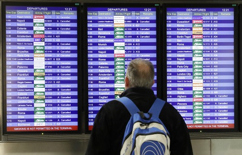 Muž číta informačnú tabuľu s odletmi na letisku Linate v talianskom Miláne 20. marca 2017.