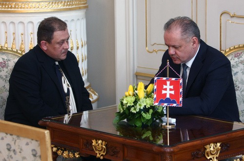 Bývalý príslušník SIS a korunný svedok zavlečenia Michala Kováča mladšieho do cudziny Oskar Fegyveres a prezident SR Andrej Kiska počas prijatia v Prezidentskom paláci. 