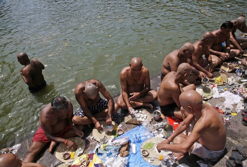 Rieka Ganga je pre hinduistov posvätná.