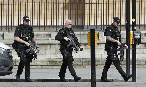 Dnes otriasla v Londýne pred parlamentom streľba.