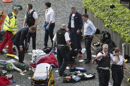 Britského poslanca Tobiasa Ellwooda (vľavo) dnes po útoku na britský parlament niektorí označili za hrdinu.